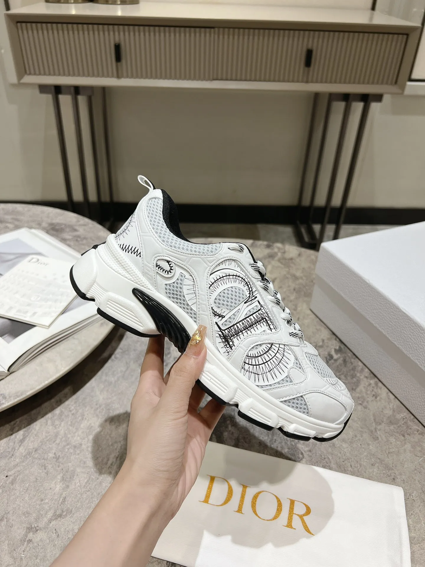 👟👟Ex-factory price 600👟👟 The latest hot model, the star model 2024 main hot product, the newly released Dior Chrono new casual sports shoes, running shoes, dad shoes are really cool, full of futuristic feeling! Really cool! Once again interpreting Dior's concept of cool fashion, the lucky star will bless you with good luck. The new EVA sole is super light and super soft! A perfect replica of the original! Fully matched material and mold! ! Women’s size: 35-39 (40.41 customized)
